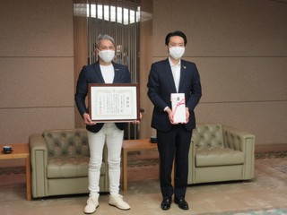 写真：正木代表取締役と佐藤山形市長