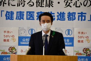 写真：臨時記者会見をする市長