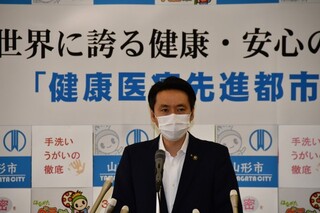 写真：臨時記者会見をする市長