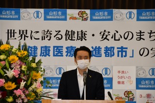 写真：記者会見をする市長