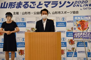 写真：記者会見をする市長