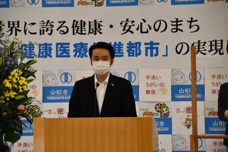 写真：臨時記者会見をする市長