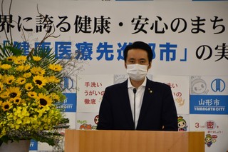 写真：記者会見をする市長