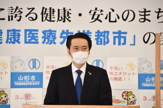 写真：記者会見をする市長