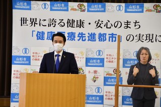 写真：臨時記者会見をする市長