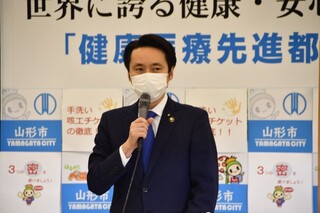 写真：臨時記者会見をする市長