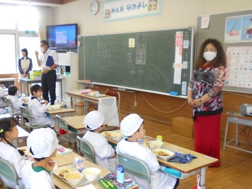 写真：給食時間の様子1