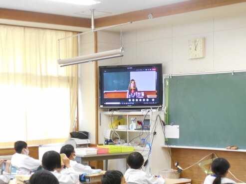 写真：給食時間の様子2