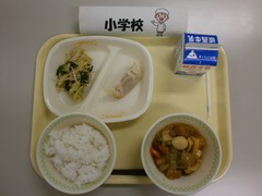 写真：小学校の給食1