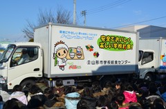 写真：給食運搬車のラッピングカー1