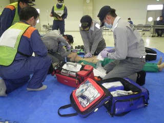 写真：救急救命士の訓練の様子1