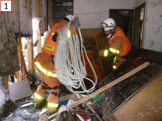 写真1：緊急消防援助隊活動の様子1(東日本大震災)