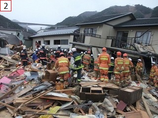 写真2：緊急消防援助隊活動の様子2(東日本大震災)