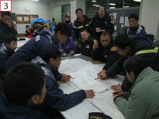 写真3：緊急消防援助隊活動の様子3(東日本大震災)