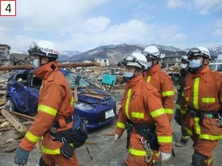写真4：緊急消防援助隊活動の様子4(東日本大震災)