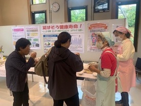 写真：健康まつり試食提供の様子