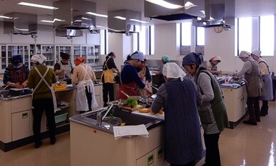 写真：調理実習の様子