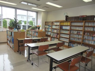 写真：1階図書コーナー