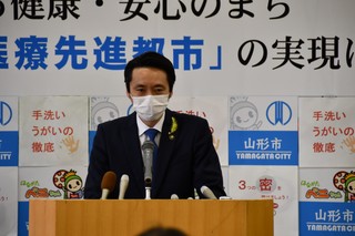 写真：臨時記者会見をする市長