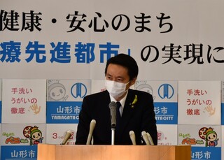 写真：臨時記者会見をする市長