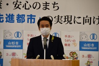 写真：臨時記者会見をする市長