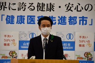 写真：臨時記者会見をする市長