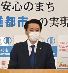 写真：臨時記者会見をする市長