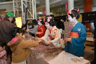 写真：桜をプレゼントする様子