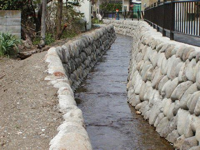 写真：図書館通りせせらぎ水路