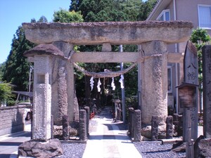 写真：国指定重要文化財「八幡神社鳥居」