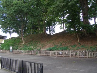写真：山形城三の丸の土塁跡