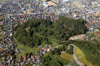 写真:上空からの成沢城跡