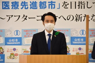 写真：記者会見をする市長