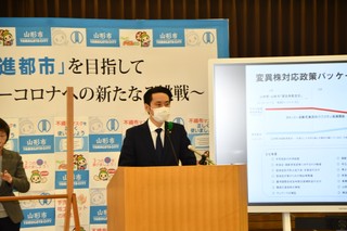 写真：臨時記者会見をする市長