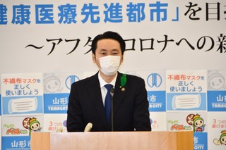 写真：臨時記者会見をする市長