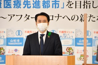 写真：臨時記者会見をする市長