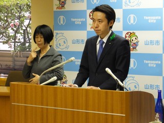 写真：記者会見する市長