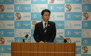 写真：記者会見する市長