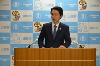 写真：記者会見する市長