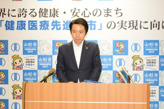 写真：記者会見する市長