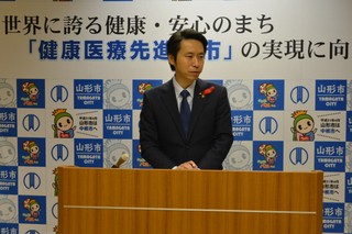 写真：記者会見する市長