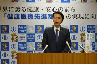 写真：記者会見する市長