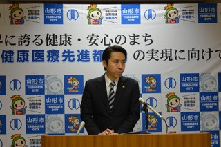 写真：記者会見する市長