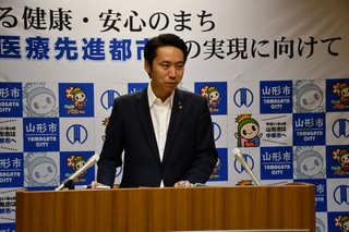 写真：記者会見する市長