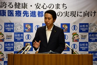 写真：記者会見する市長