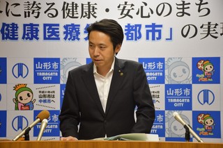 写真：記者会見する市長