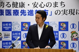 写真：記者会見する市長