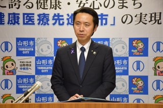 写真：記者会見する市長