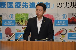 写真：記者会見をする市長