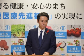 写真：記者会見をする市長